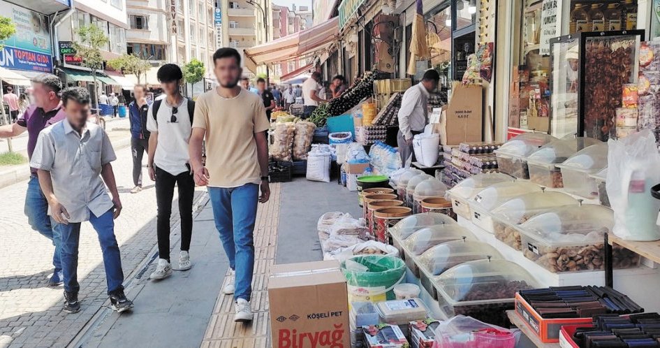 Van’da Kaldırımlar İşgal Altında!