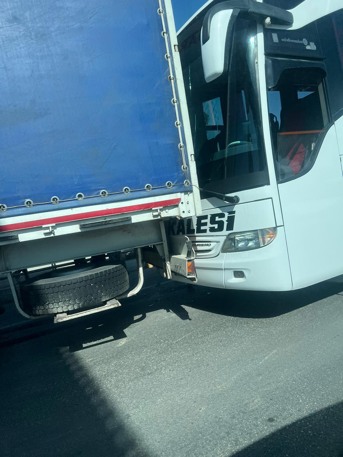 Van’da Otobüs ile Tır Çarpıştı !