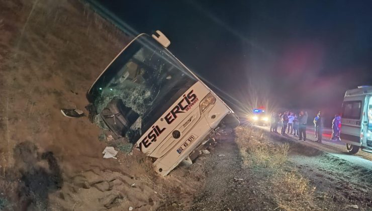 Sivas’ta Van’a ait yolcu otobüsü devrildi, çok sayıda yaralı var!