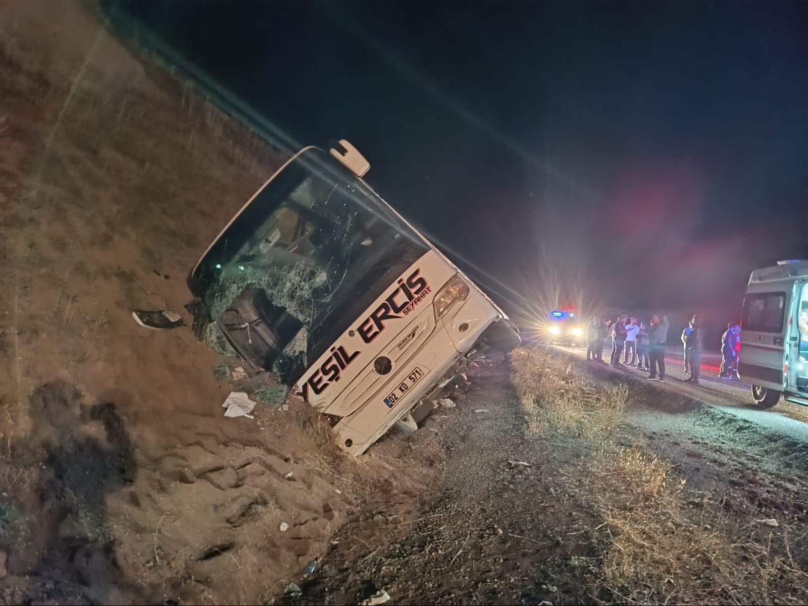 Sivas’ta Van’a ait yolcu otobüsü devrildi, çok sayıda yaralı var!