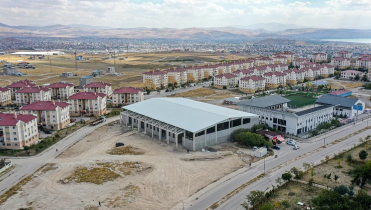 Van Büyükşehir Belediyesi Kalecik TOKİ’ye kapalı semt pazarı yapıyor