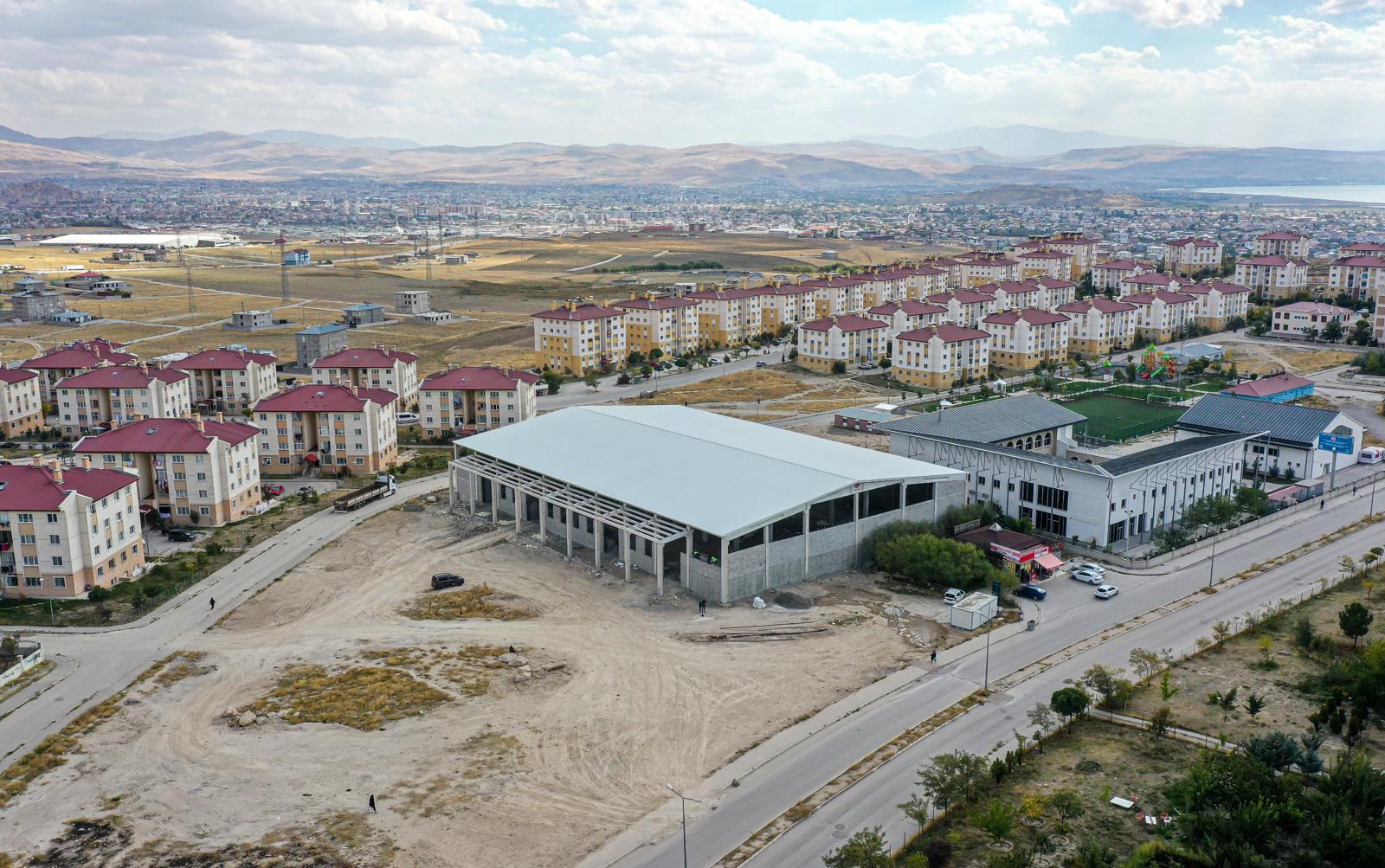 Van Büyükşehir Belediyesi Kalecik TOKİ’ye kapalı semt pazarı yapıyor