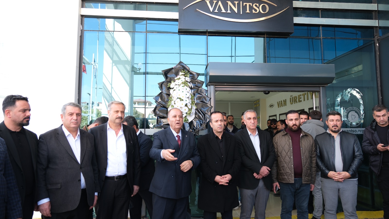 Van TSO Kapısına Siyah Çelenk Bırakıldı !