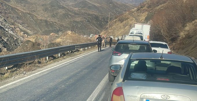 Yüksekova Yolu Heyelanın Ardından Trafiğe Açıldı