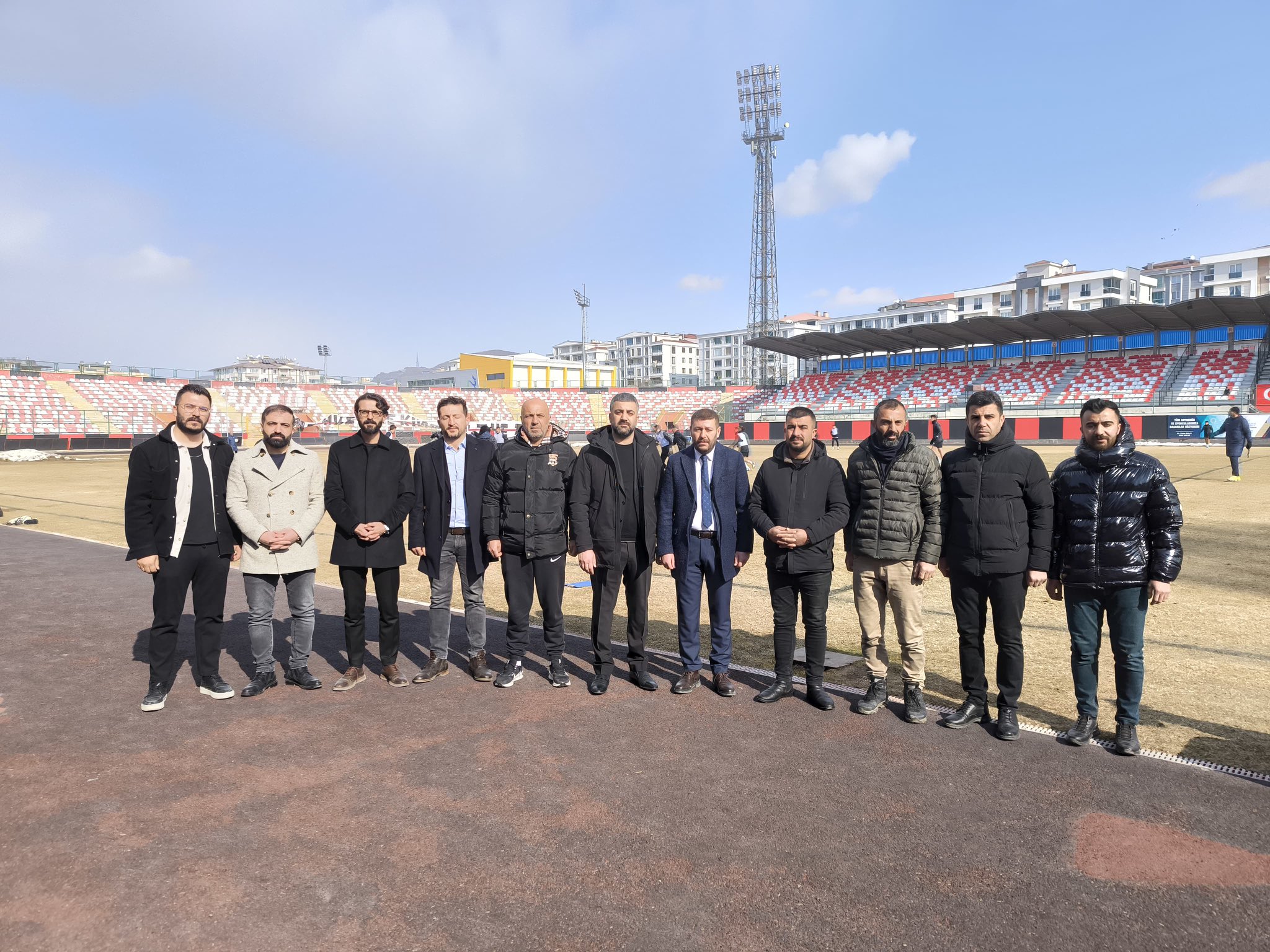 Van Baro Başkanı Özaraz ve Yönetim Kurulu’ndan Vanspor FK’ya Dayanışma Ziyareti