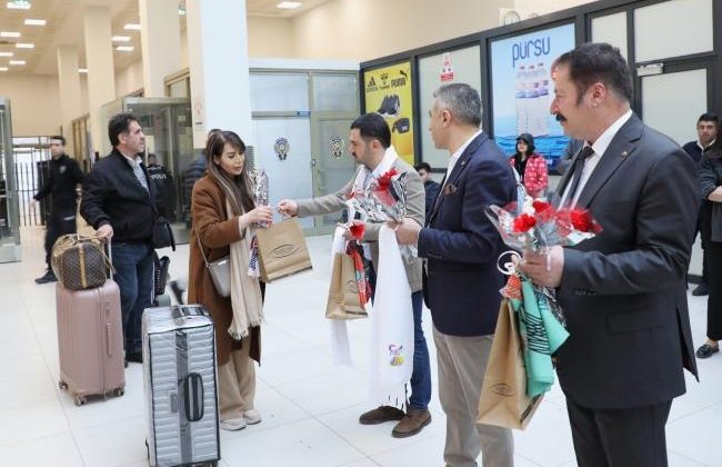 Van TSO Yönetimi İranlıları Kapıköy’de çiçeklerle karşıladı
