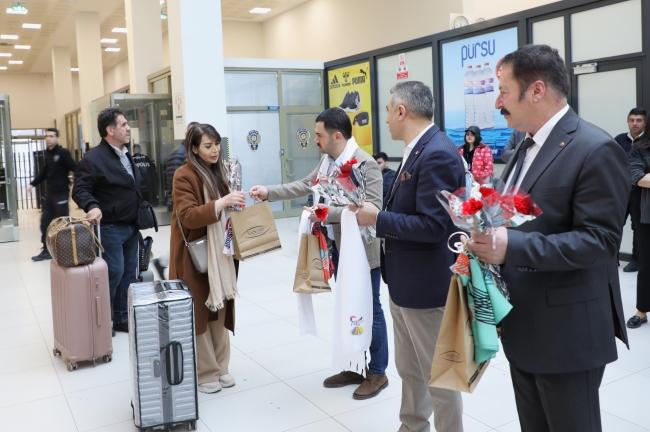 Van TSO Yönetimi İranlıları Kapıköy’de çiçeklerle karşıladı