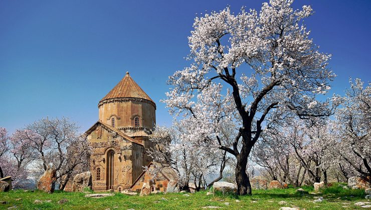 Akdamar Adası 9 Günlük Bayram Tatilinde Yerli ve Yabancı Turistlerin Gözdesi Oldu