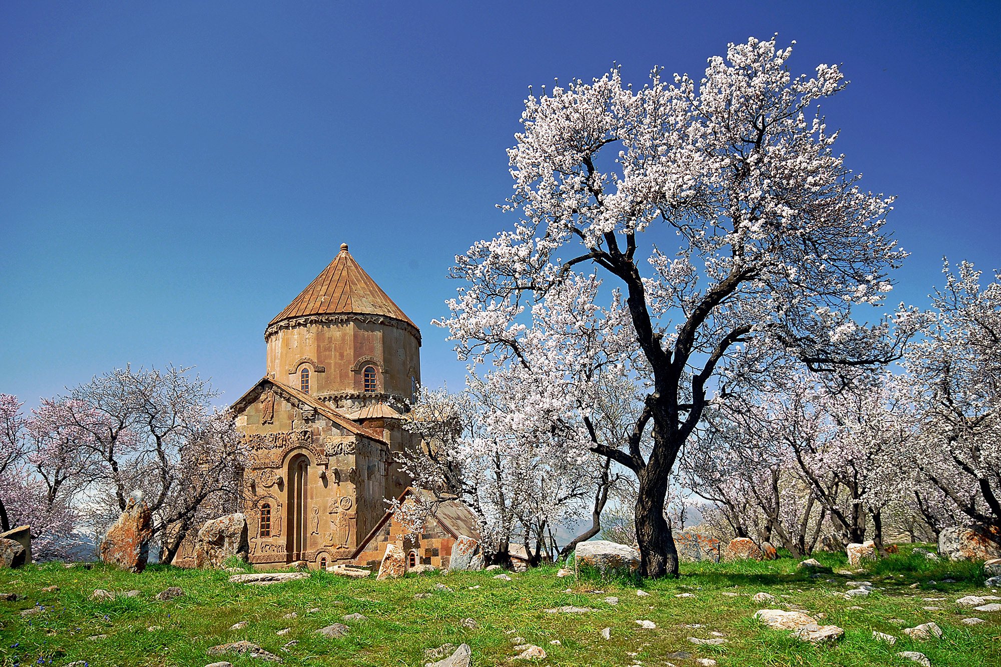 Akdamar Adası 9 Günlük Bayram Tatilinde Yerli ve Yabancı Turistlerin Gözdesi Oldu