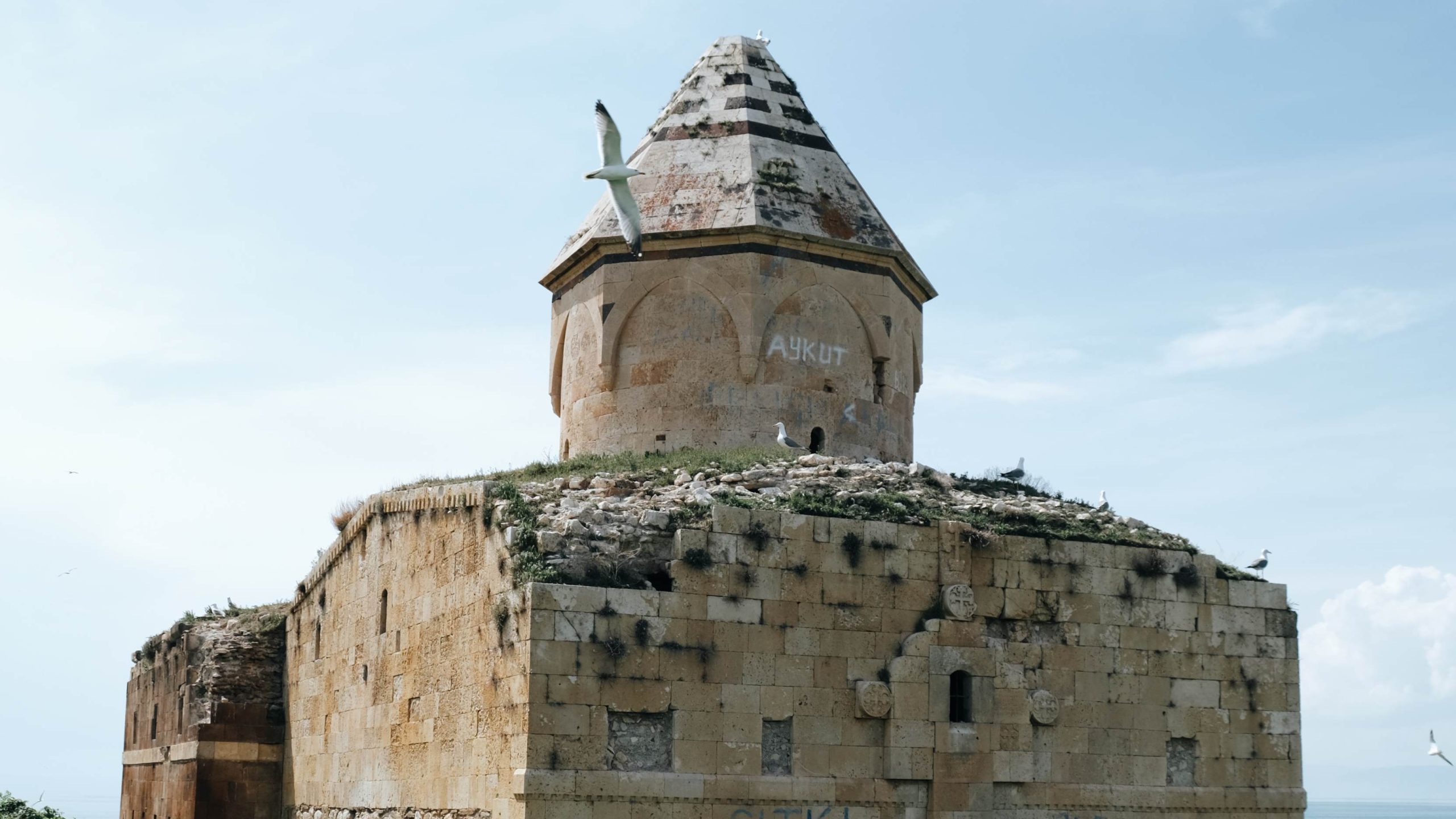 Tarihe Saygısızlık: Van Gölü’ndeki Çarpanak Adası’nda Ktuts Manastırı Tahrip Ediliyor
