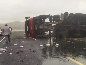 Van-Hakkari Karayolunda Tır Devrildi: 2 Yaralı