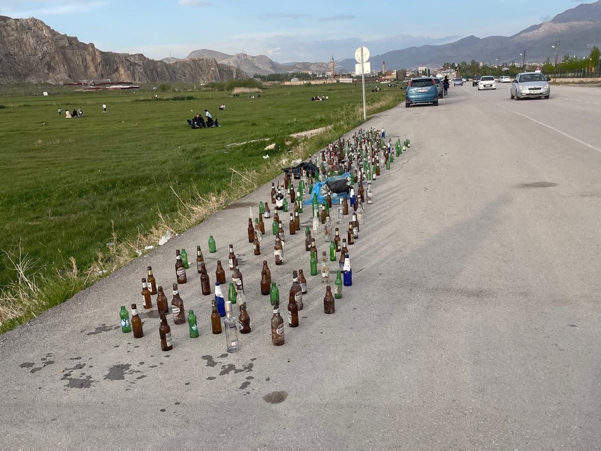 Van Kalesi’nde Çevre Duyarlılığı: Alkol Şişeleri Tarihi Gölgeliyor