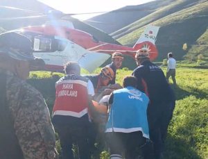 Van Gevaş’ta Dağlık Arazide Mahsur Kalan Vatandaş Helikopterle Kurtarıldı
