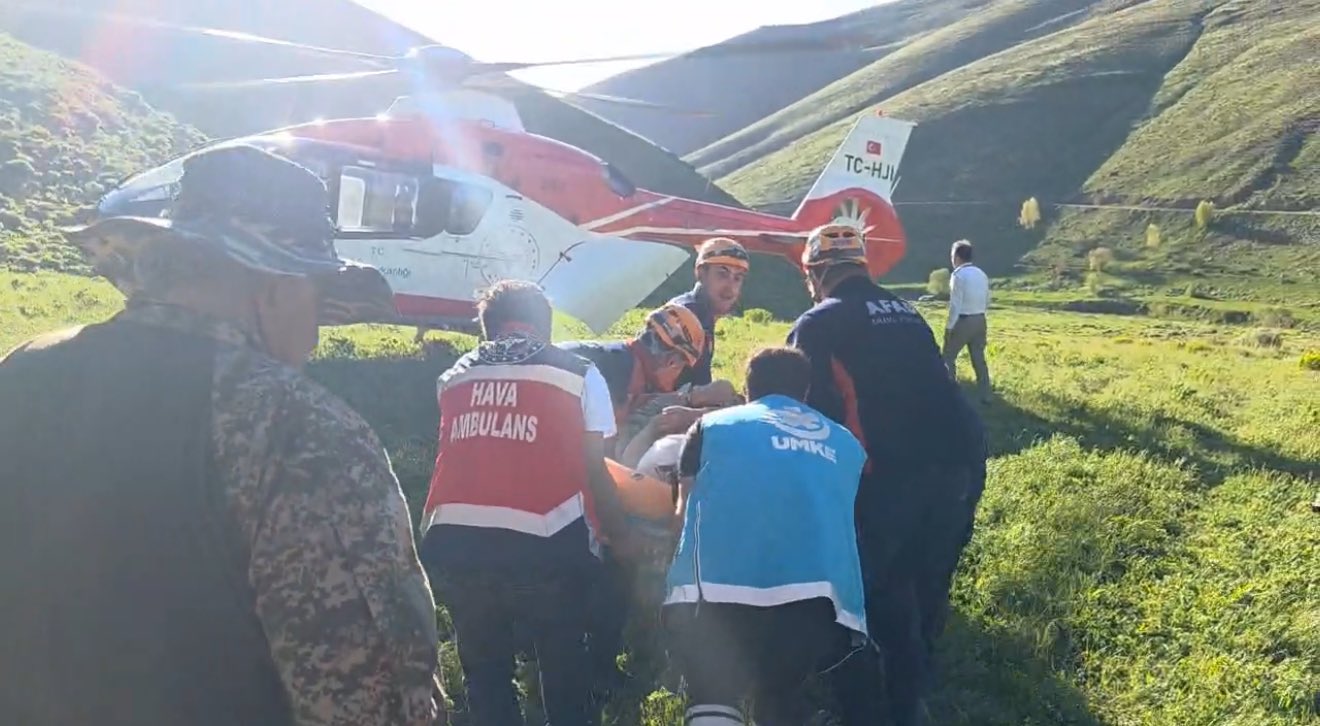 Van Gevaş’ta Dağlık Arazide Mahsur Kalan Vatandaş Helikopterle Kurtarıldı