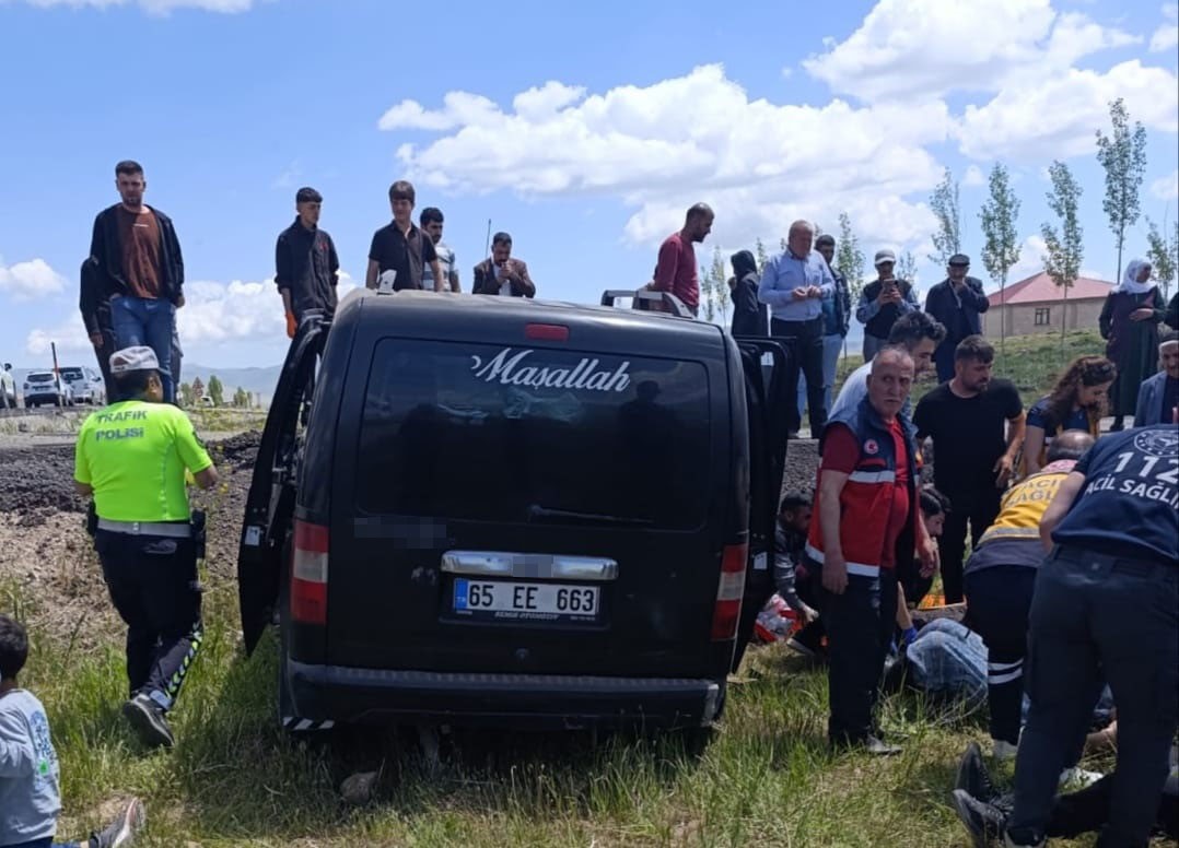 Çaldıran’da Feci Kaza: Kontrolden Çıkan Kamyonet 8 Kişiyi Yaraladı