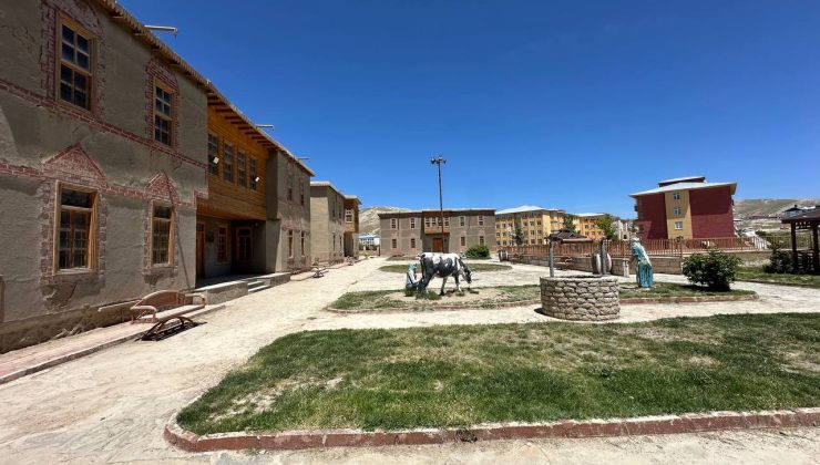Tuşba Belediyesi Kalecik Mahallesi’ndeki Açık Amfiyi Yeniliyor