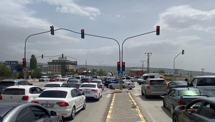 Van-Edremit Yolunda Trafik Çilesi! Çevre Yolu Bağlantısı İçin Yol Kapandı