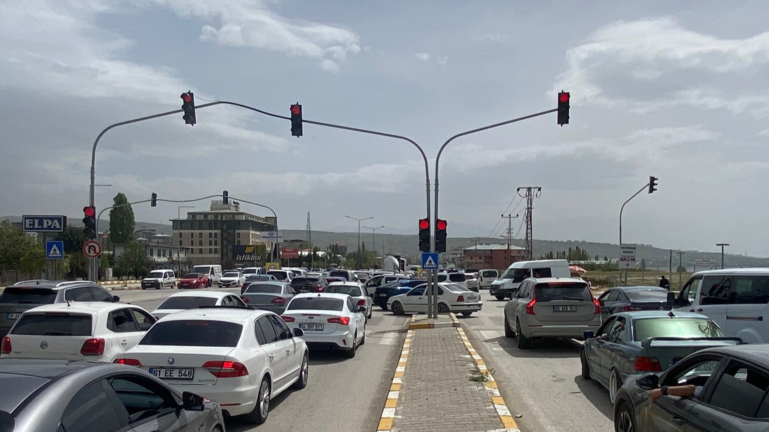 Van-Edremit Yolunda Trafik Çilesi! Çevre Yolu Bağlantısı İçin Yol Kapandı
