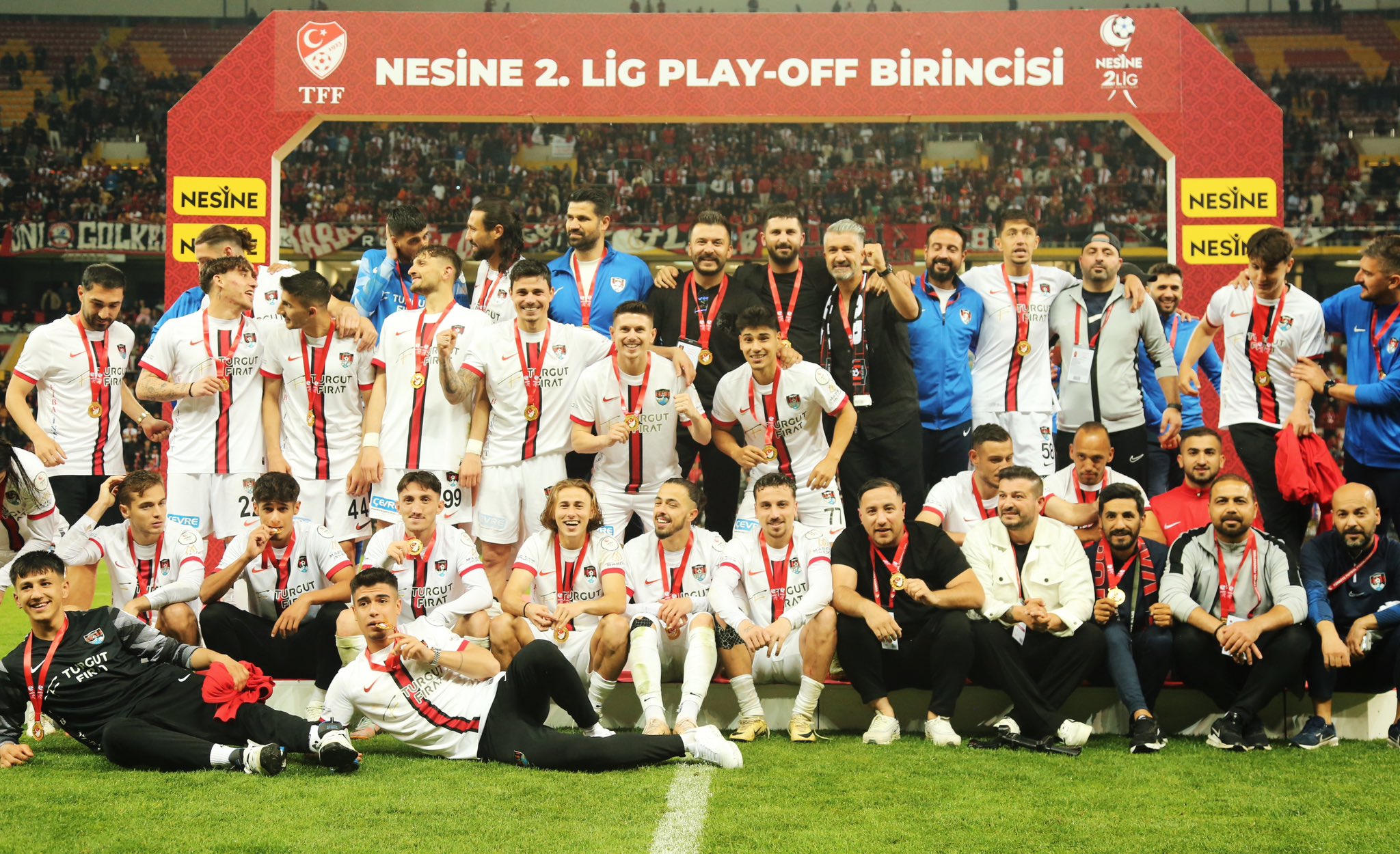 Vanspor FK TFF 1. Lig’e Yükseldi: Van’da Şampiyonluk Coşkusu Geceye Damga Vurdu