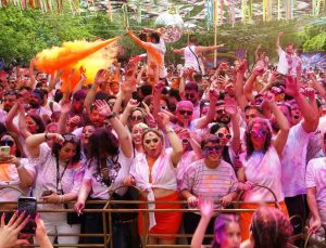 İranlı Turistler Kurban Bayramı Tatilini Van’da Renkli Festivalle Kutladı