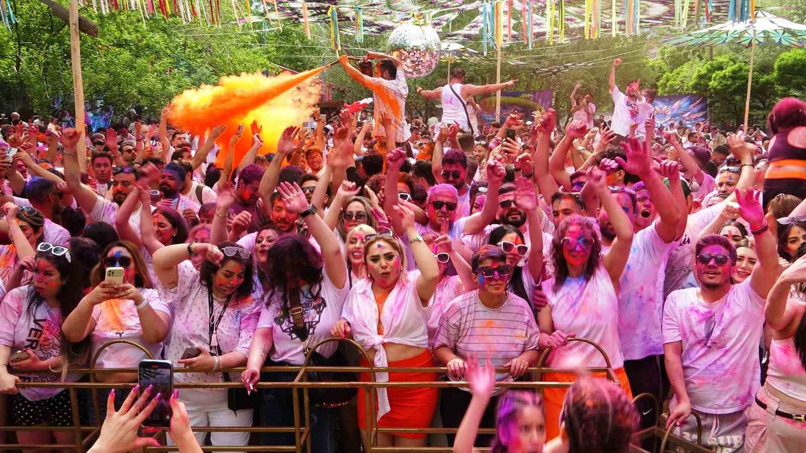 İranlı Turistler Kurban Bayramı Tatilini Van’da Renkli Festivalle Kutladı