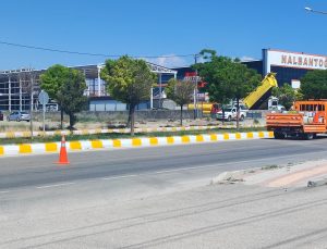 Van Erciş Yolu Üzerinde Orta Refüjlerde Boyama Çalışmaları Başladı