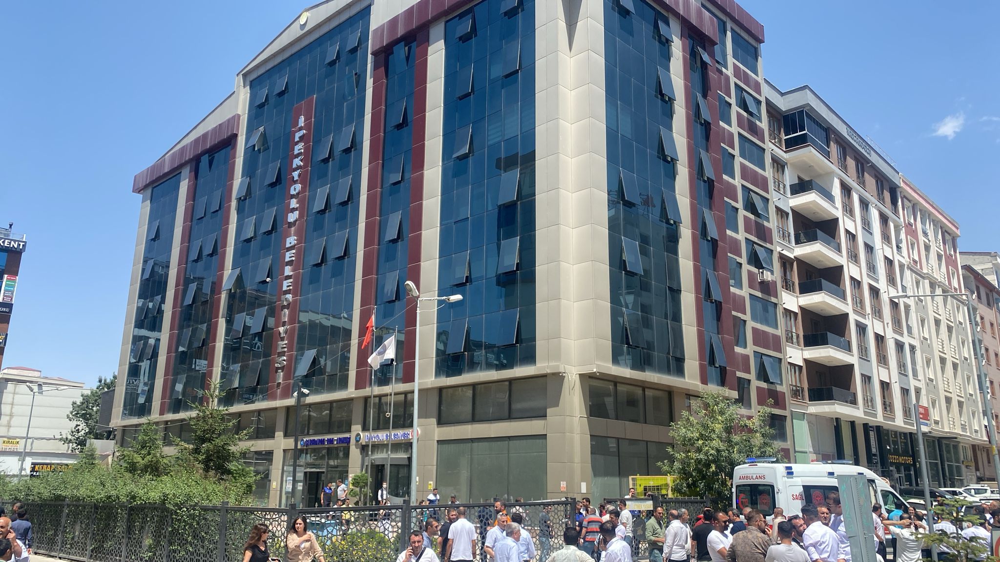 Van İpekyolu Belediyesi Hizmet Binasında Yangın: Çalışanlar Duman Etkisiyle Hastaneye Kaldırıldı