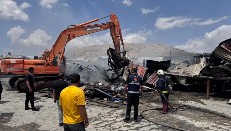 Van Tuşba Hurdacılar Sitesi’nde Yangın: Belediye Ekipleri Olay Yerinde İncelemelerde Bulundu