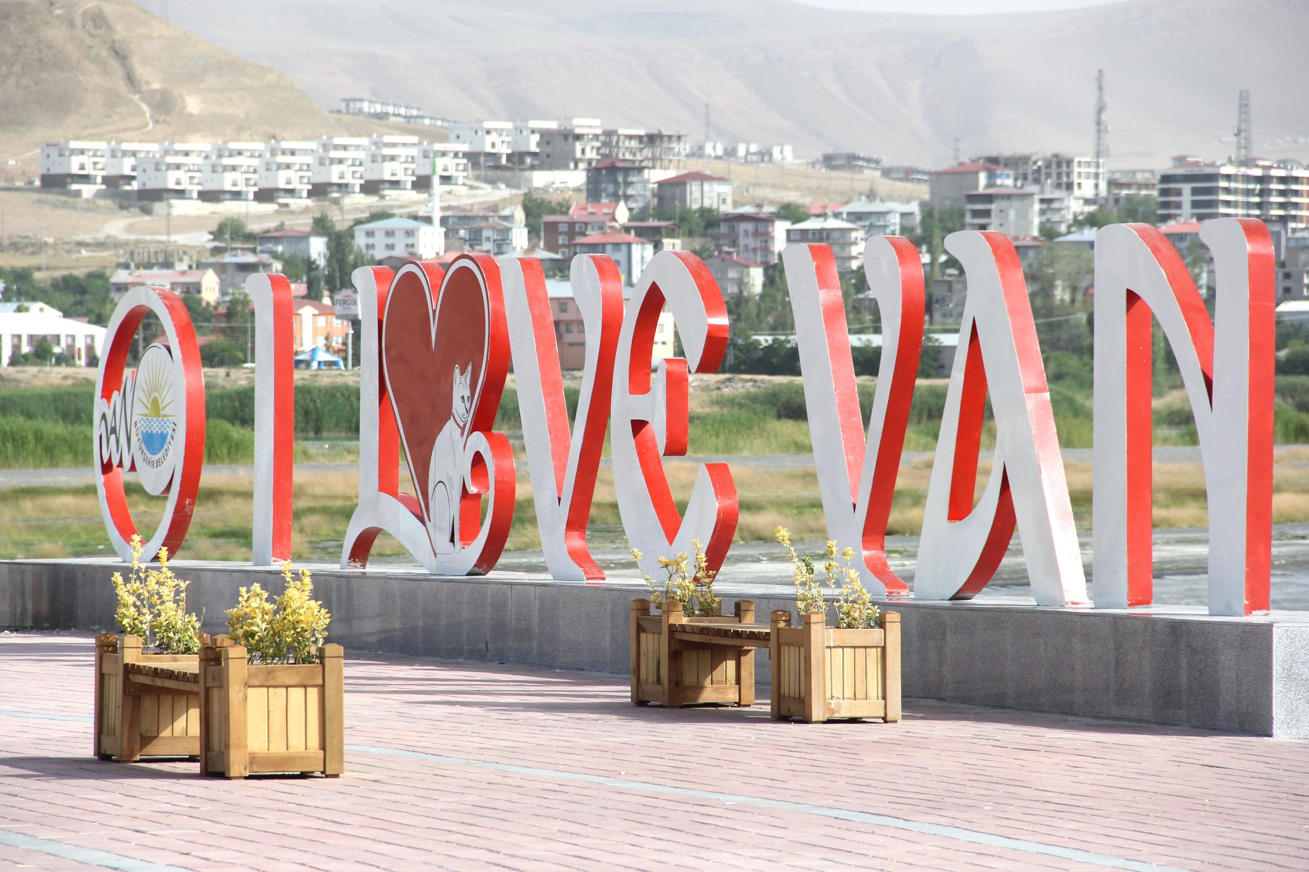Van Gölü Sahil Yolunda Yer Alan “I LOVE VAN” Yazısı Yenilendi