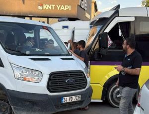 Van Sebze Hâli Yolunda Kaza: Minibüs Şoförünün Çocuk Olduğu İddia Edildi, 4 Yaralı Var