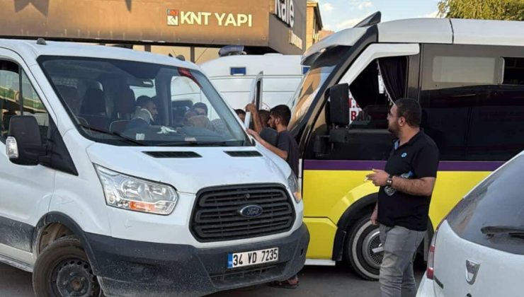 Van Sebze Hâli Yolunda Kaza: Minibüs Şoförünün Çocuk Olduğu İddia Edildi, 4 Yaralı Var