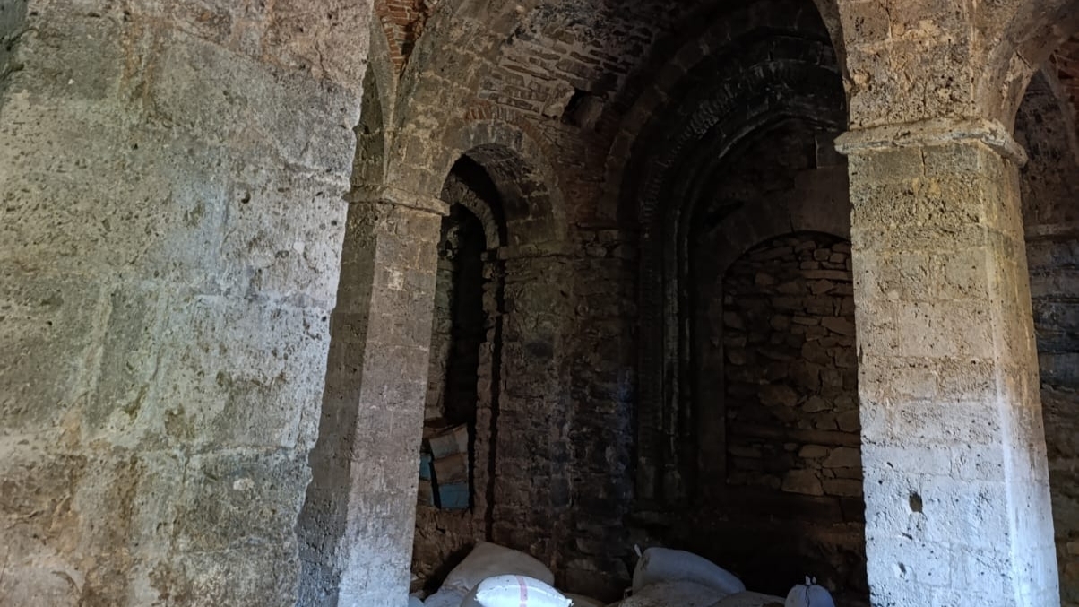 Tarihi Manastır Samanlığa Dönüştü! Van’ın Kültürel Mirası Kaderine Terk Edildi