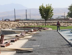 Van Edremit Kent Meydanı’nda Bakım ve Onarım Çalışmaları Başladı
