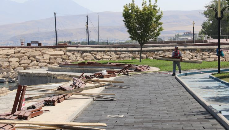 Van Edremit Kent Meydanı’nda Bakım ve Onarım Çalışmaları Başladı
