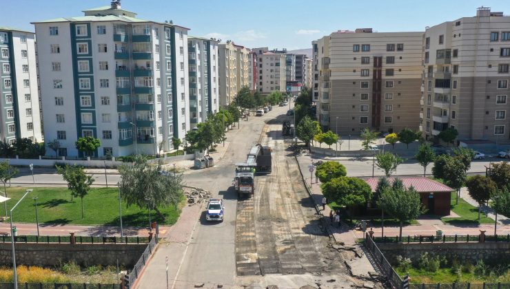 Van Büyükşehir Belediyesi Suvaroğlu Caddesi’nde Yenileme Çalışmalarına Başladı
