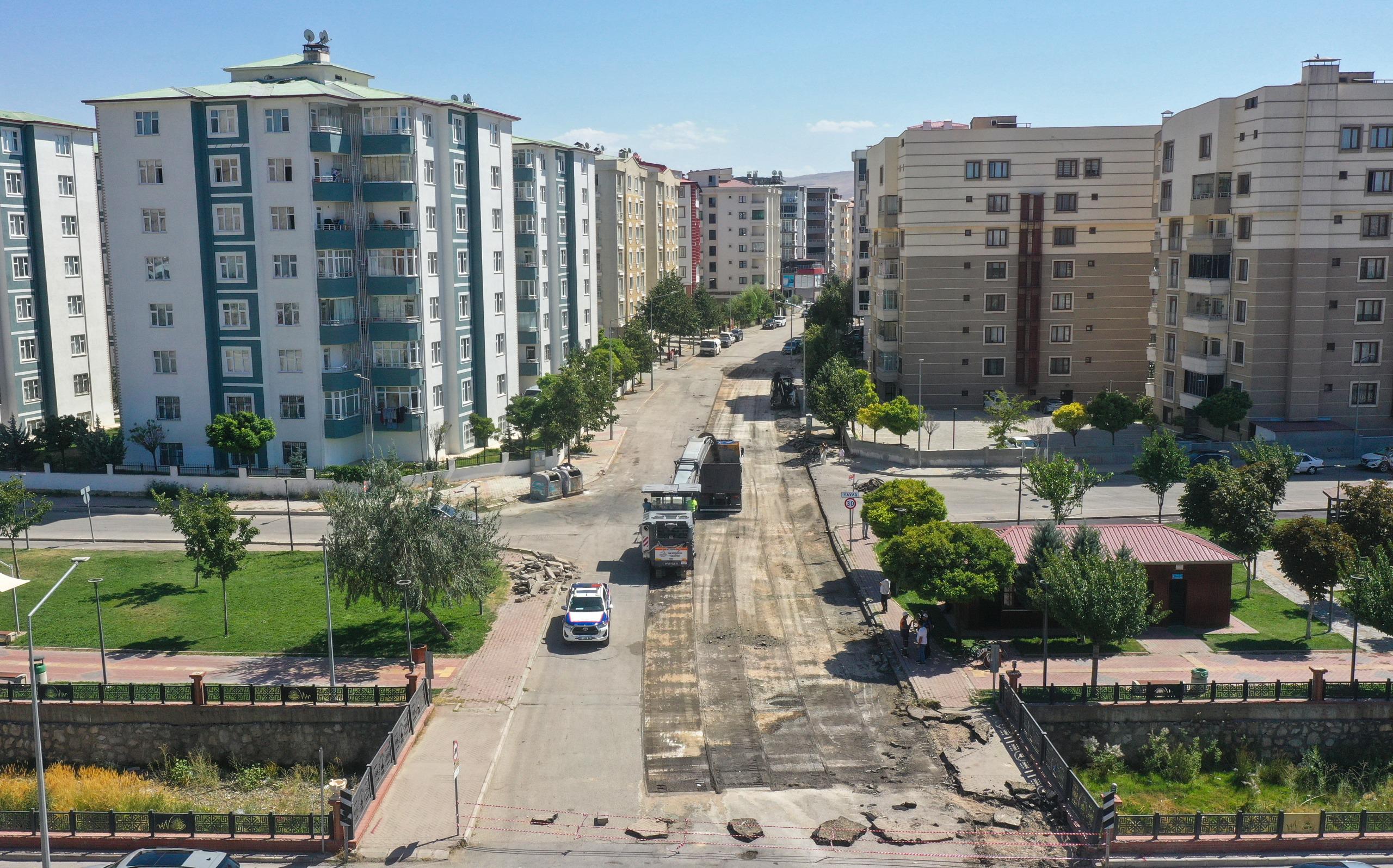 Van Büyükşehir Belediyesi Suvaroğlu Caddesi’nde Yenileme Çalışmalarına Başladı