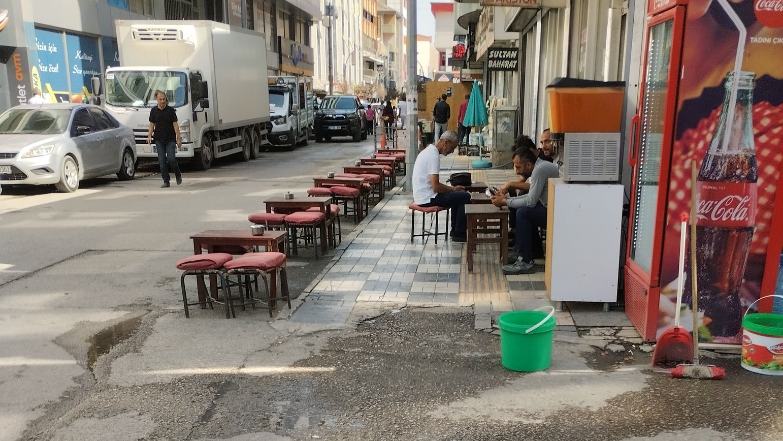 Van’da Kaldırım ve Yol İşgali Artıyor: Yayalar Artık Yolda Yürüyor