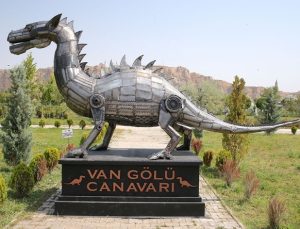 600 Kilo Hurdadan Sanata: Van Gölü Canavarı Heykeli 350 Bin TL’ye Satıldı