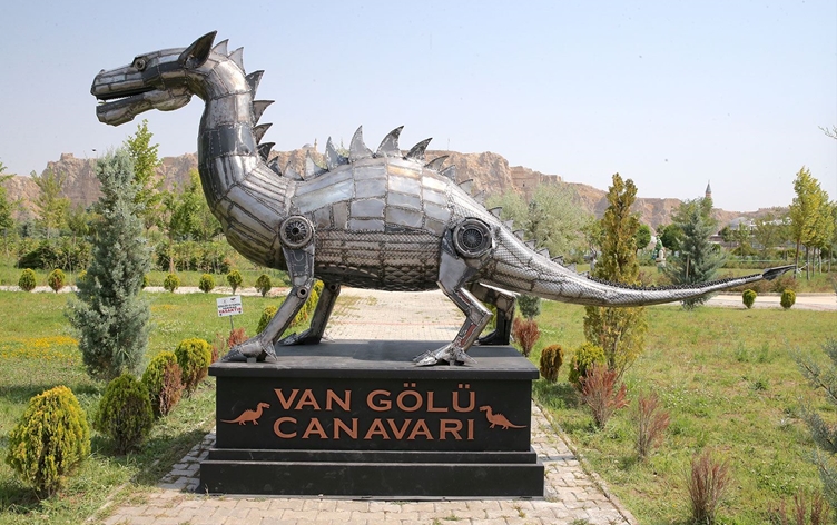 600 Kilo Hurdadan Sanata: Van Gölü Canavarı Heykeli 350 Bin TL’ye Satıldı