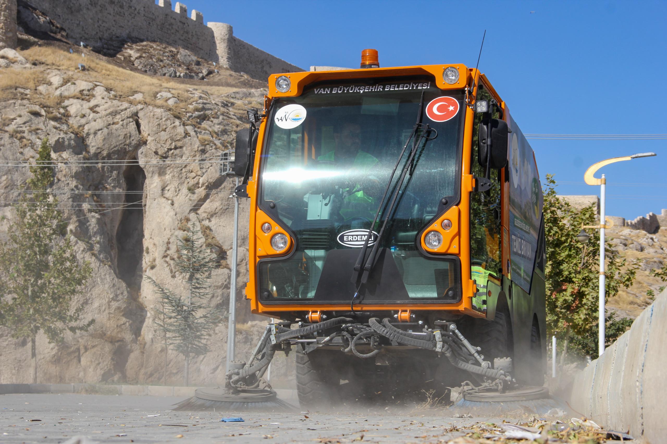 Van’da Parklarda Temizlik Seferberliği Başlatıldı
