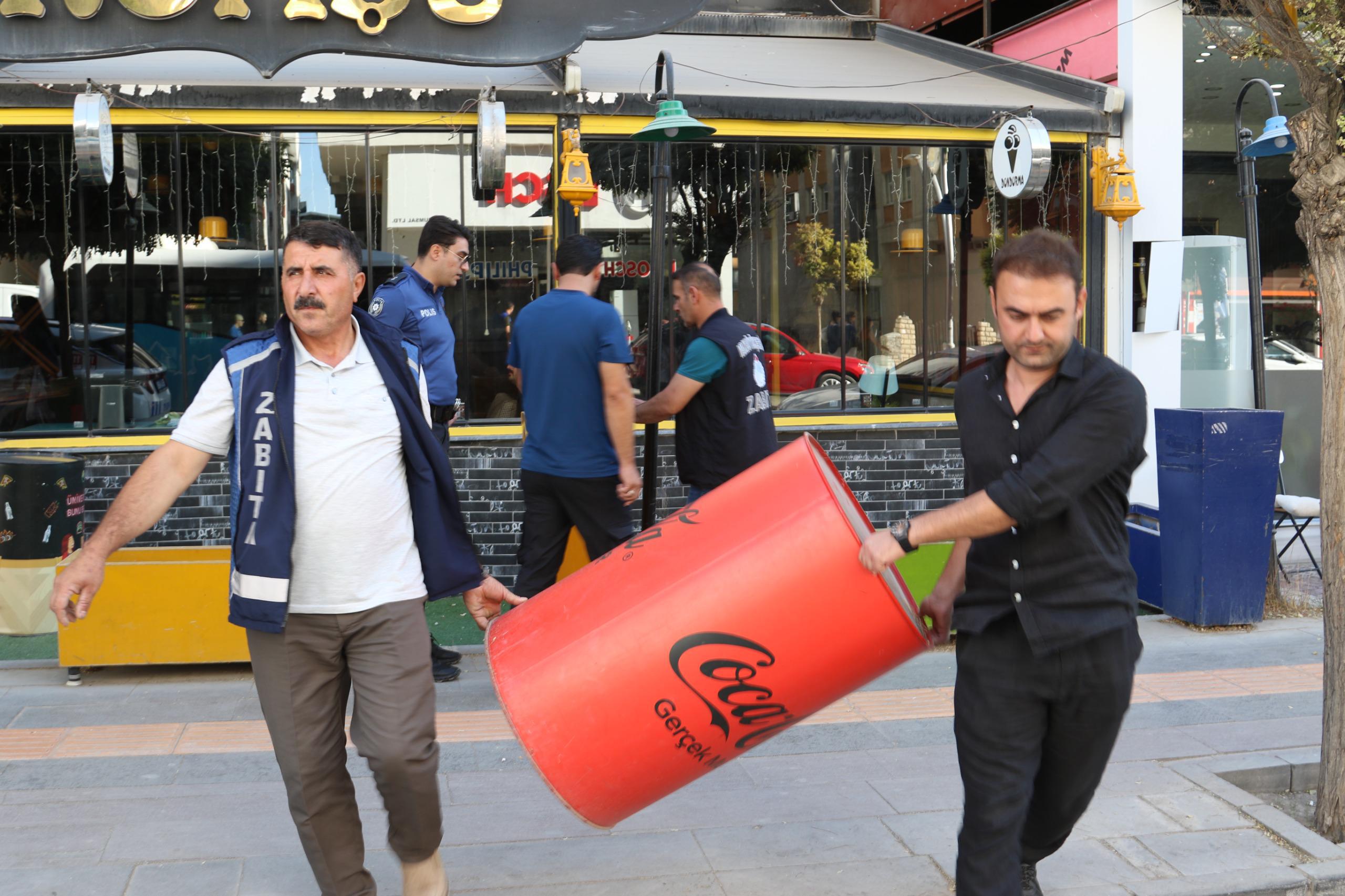 Van Büyükşehir Belediyesi Kaldırım ve Yollara Bırakılan Ürünleri Toplattı