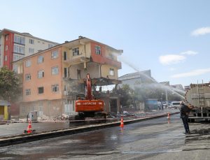 Van Büyükşehir Belediyesi Fevzi Çakmak Caddesi’nde 4 Katlı Bina Yıkımına Başladı