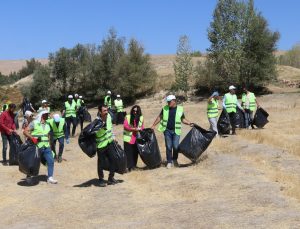 Dönemeç (Engil) Şelalesi El Birliğiyle Temizlendi: Edremit’te Doğa Seferberliği