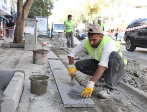 Cumhuriyet Caddesi’nde Kaldırımlar Yenileniyor