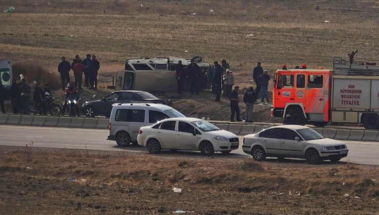Van’da Kalecik TOKİ Yolunda Kontrolden Çıkan Araç Kaza Yaptı: 2 Yaralı