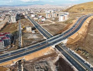 VAN’DA 11 KİLOMETRELİK ELMALIK YOLU TRAFİĞE AÇILDI