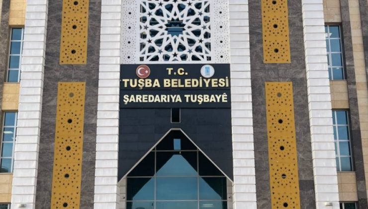 TUŞBA BELEDİYE BİNASININ YENİ YÜZÜ: KÜRTÇE TABELA ASILDI