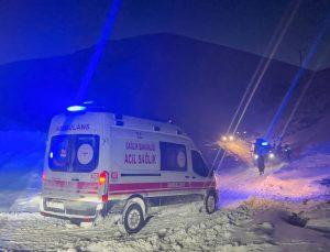 Van’da çığ düşen mahallede zamanla yarış: Büyükşehir ekipleri 5 saatte iki hastayı kurtardı