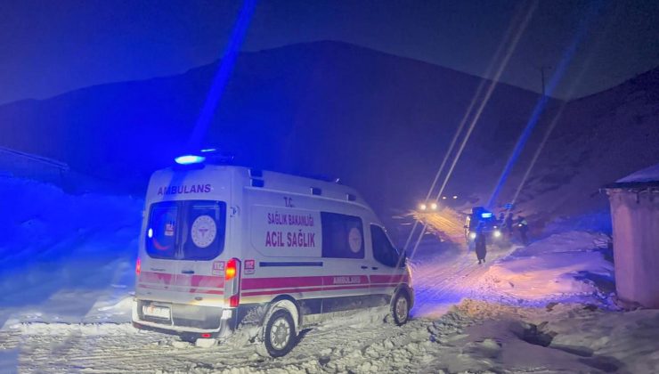 Van’da çığ düşen mahallede zamanla yarış: Büyükşehir ekipleri 5 saatte iki hastayı kurtardı