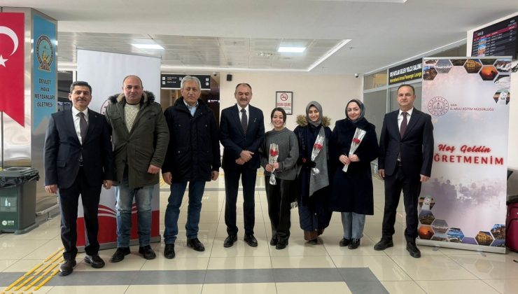 Van’a Atanan Öğretmenler Havalimanında Çiçeklerle Karşılandı